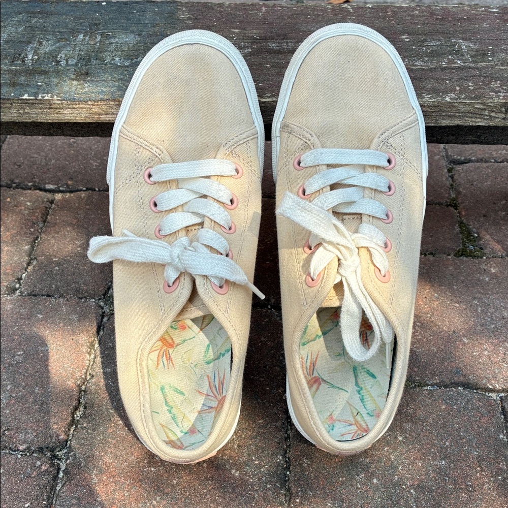 Vionic canvas shoes 
Women’s Size 7.5